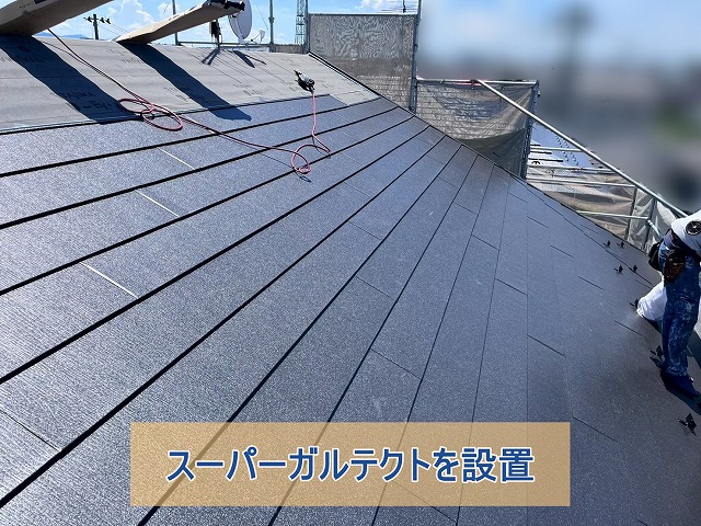 スーパーガルテクトを葺いて屋根カバー工事しているところ